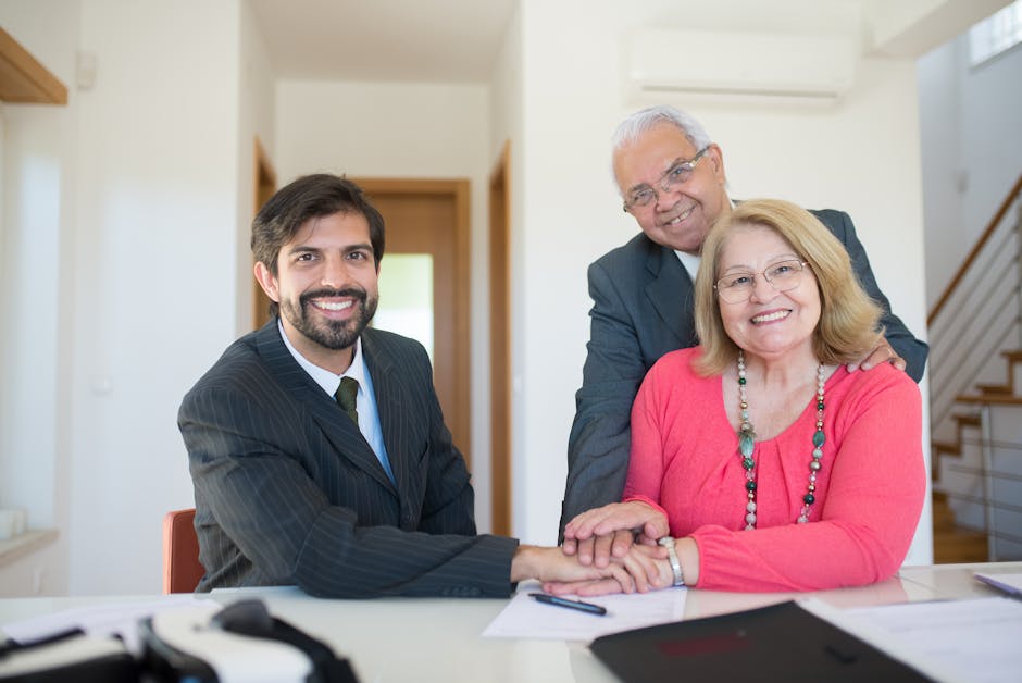 Consulente finanziario sorridente che spiega i vantaggi di un piano di investimento a una coppia di anziani felici e sereni.