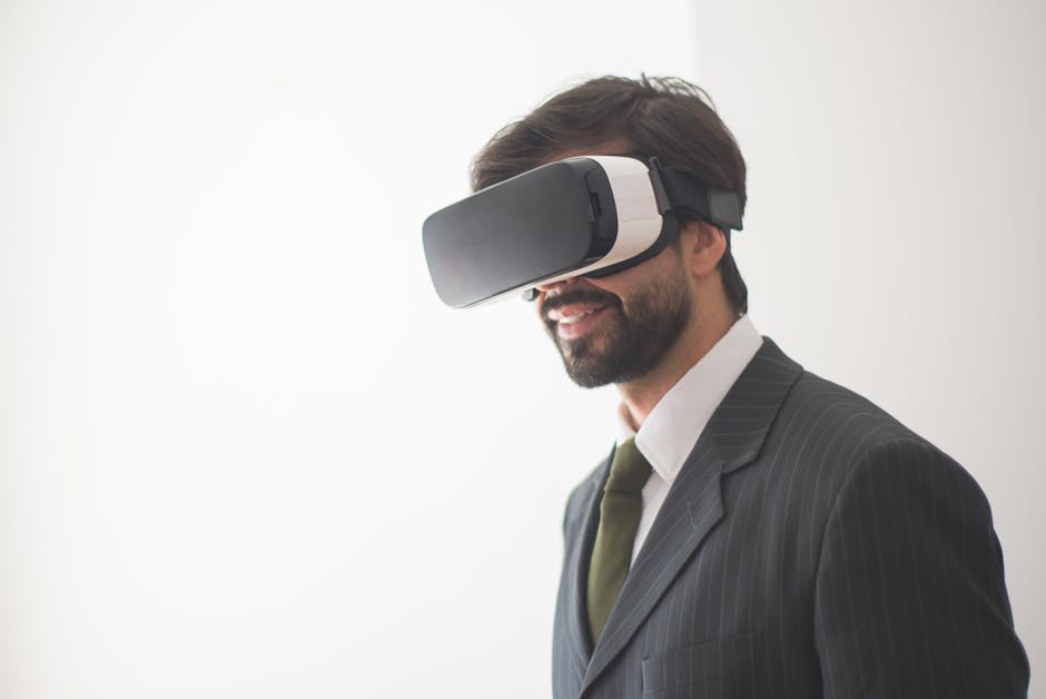 Uomo d'affari sorridente che indossa visore VR per un'esperienza immersiva con Ystudio e migliorare la produttività lavorativa.