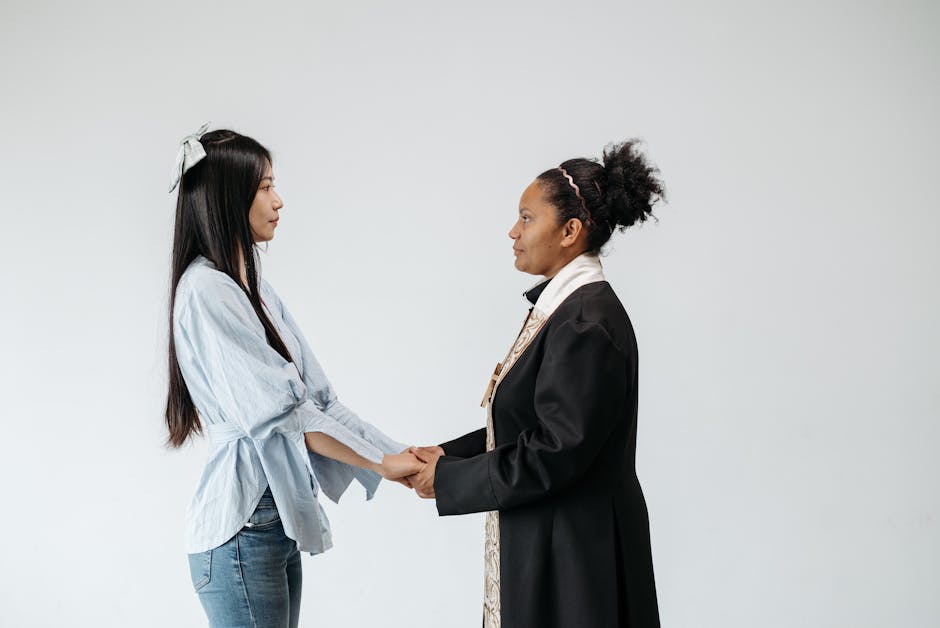 Due donne di culture diverse si tengono per mano, simbolo di interazioni interculturali e comprensione reciproca.