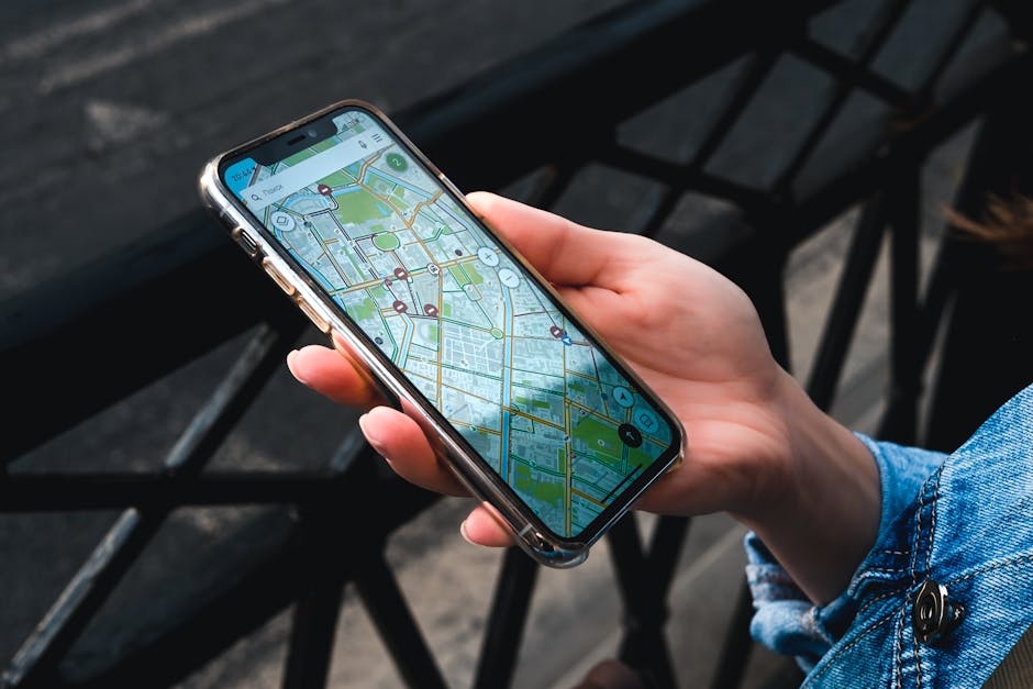 Smartphone con app di navigazione per GPS sostegno prima fascia, scelta sedi e province, opportunità di lavoro nel settore scolastico.