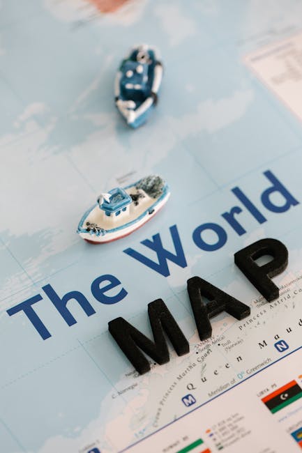 Mappa del mondo con barchette giocattolo, illustra applicazioni della teoria della misura in geografia e navigazione moderna
