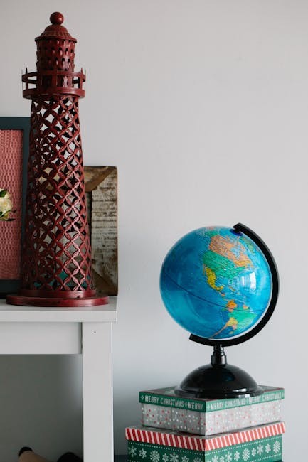 Globo terrestre e faro decorativo: metafora dell'Ateneo Parthenope, un faro di conoscenza aperto al mondo e alle culture globali