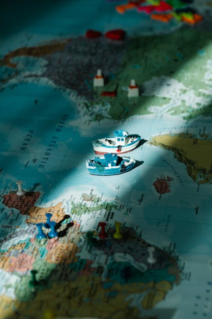 Mappa geografica con miniature di barche e segnaposto colorati che simboleggiano la Global Sumud Flotilla e le scuole occupate