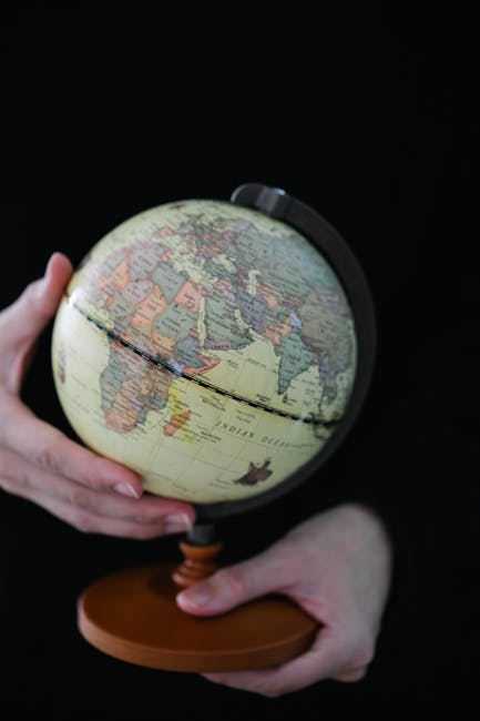 Globo geografico tra le mani: metafora dell'apprendimento globale con un tutor personalizzato per esplorare il mondo della conoscenza.