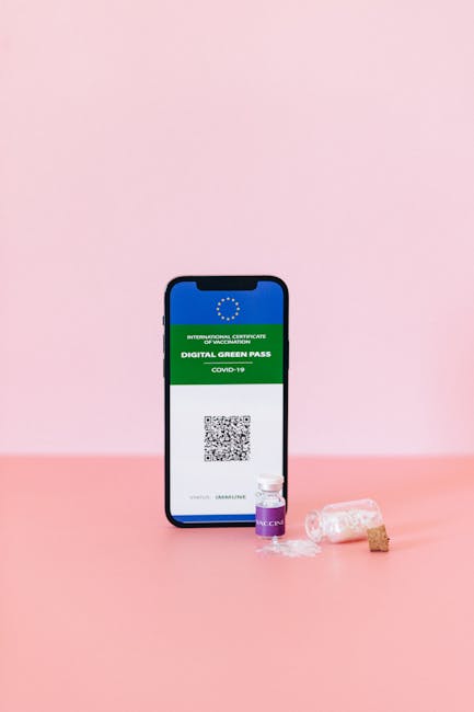 Smartphone con Digital Green Pass e fiale di vaccino, importanza delle certificazioni informatiche GPS per la sicurezza dei dati.