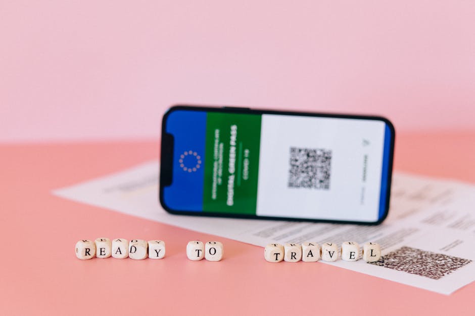 Certificazioni digitali europee: guida al Digital Green Pass Smartphone con Digital Green Pass e dicitura Ready to Travel, preparazione certificazioni digitali europee per viaggiare sicuri.