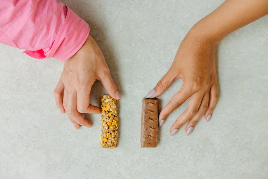 Studenti Maturità 2026 scelgono merenda dolce: una barretta di cereali e una barretta al cioccolato per ricaricarsi dopo lo studio.