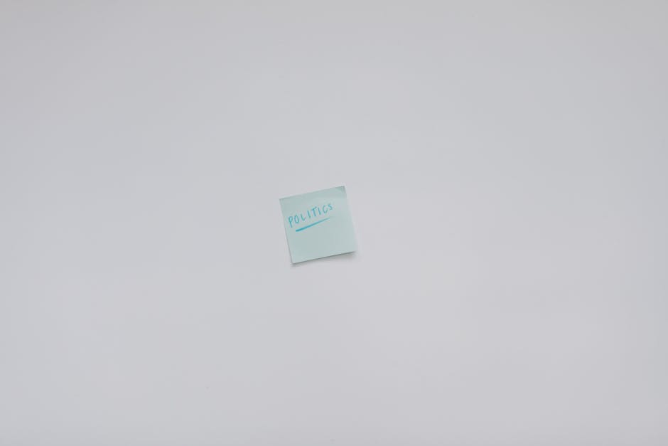 Post-it con la parola 'Politics' scritta a mano, simbolo della decisione governativa sulla formazione sessuale e la denuncia dell'Unione degli Studenti.