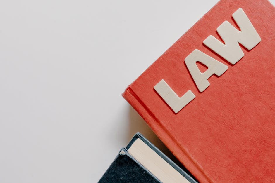Libri con la parola LAW, concetto di legge 104 e congedo straordinario retribuito per assistenza a familiari disabili e diritti dei lavoratori