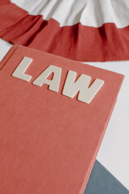 Libro con la parola LAW (legge) in evidenza, simbolo della giustizia e dell'impegno civile nella scuola secondo Salvatore Borsellino.
