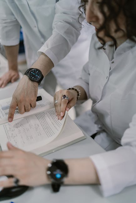 Ricercatori analizzano dati scientifici complessi su un libro aperto, approccio unico alla comprensione e interpretazione dei risultati