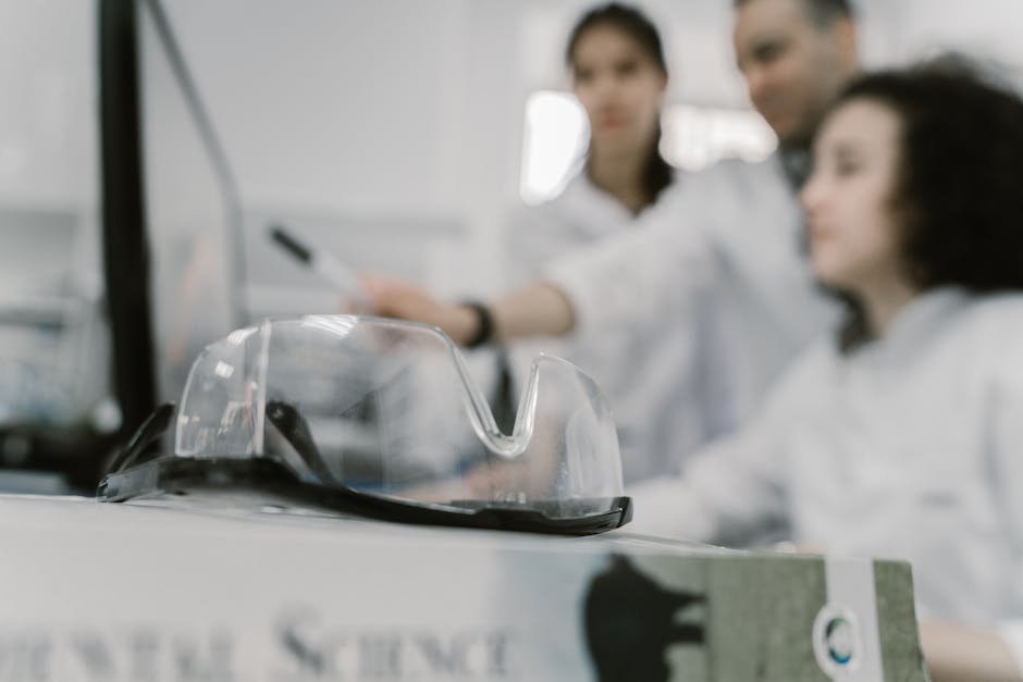 Docenti precari istruzione professionale: occhiali protettivi simbolo di sicurezza sul lavoro e condizioni contrattuali precarie