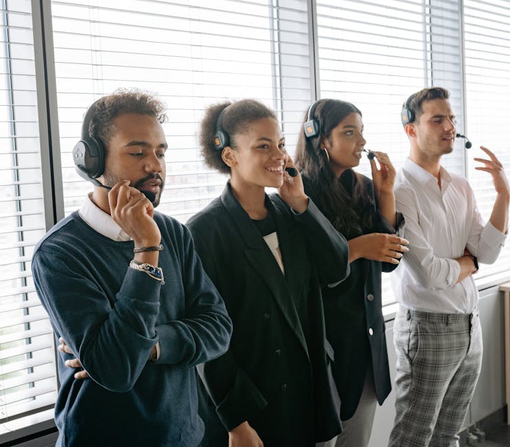 Team di supporto Pei-Assistant con cuffie, pronti ad assistere nella redazione del PEI e offrire peer tutoring personalizzato.