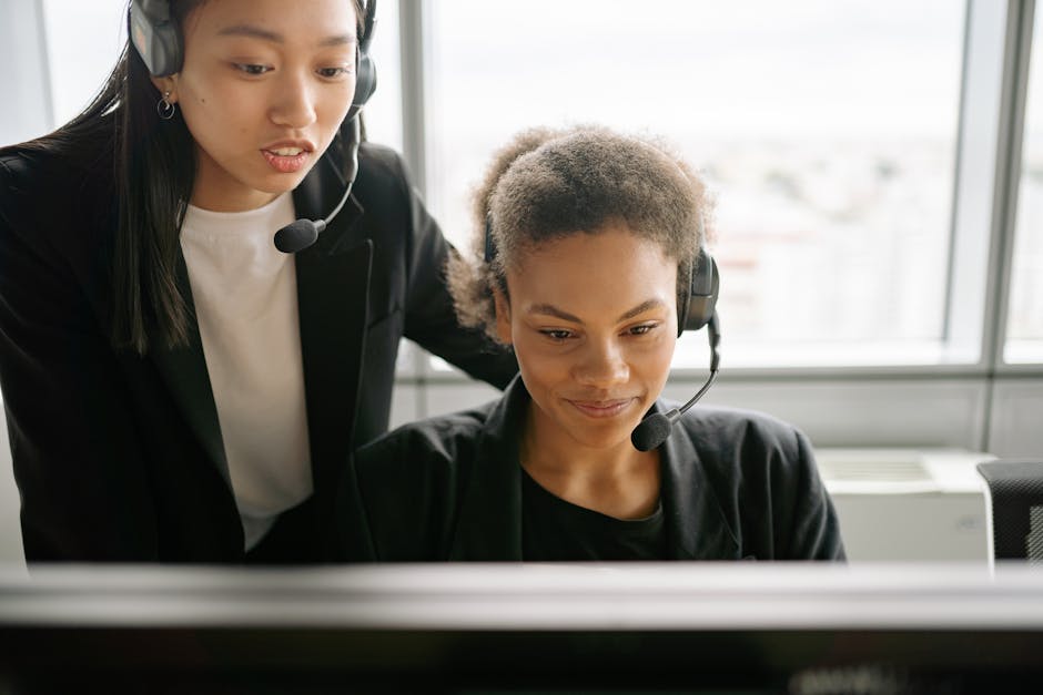 Supervisione e supporto: due operatrici al lavoro, gestione assenze studenti e attività non autorizzate in primo piano.