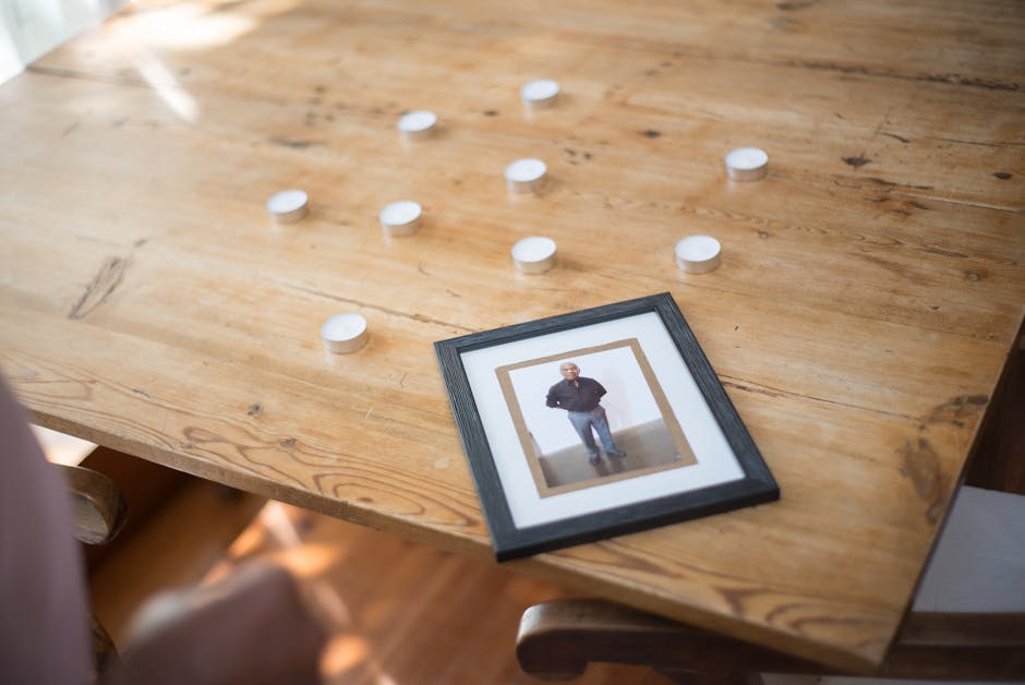 Omaggio a Salvo D’Acquisto: foto incorniciata e candele su tavolo di legno, ricordo e commemorazione scolastica.