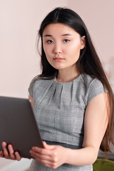 Giovane professionista asiatica con laptop, simbolo di orientamento e futuro di successo nel mondo del lavoro e della formazione