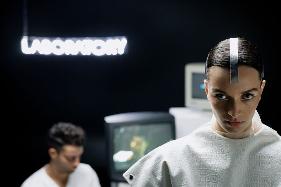Ragazza con dispositivo futuristico in laboratorio, simbolo dei viaggi di istruzione STEM e digitali di Mondilla per le superiori 2026/27.