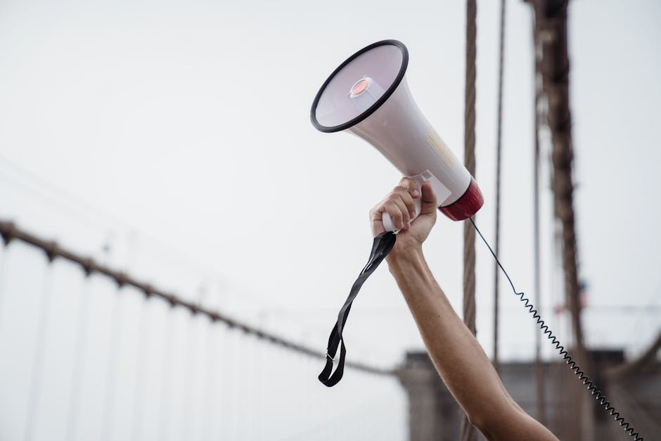 Megafono alzato: la patente B come voce della tua libertà di movimento e indipendenza personale su strada.