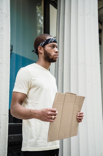 Uomo con cartone: simbolo di resilienza e continuità nel cambiamento, adattamento e speranza per il futuro, processo di trasformazione.