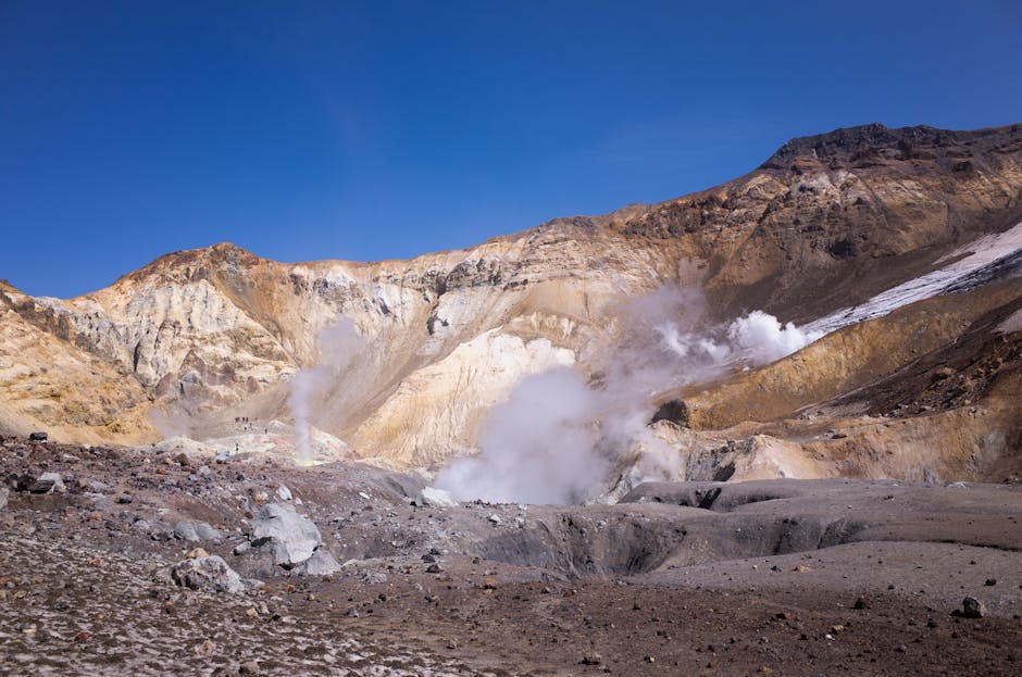 Paesaggio vulcanico con fumarole e cielo azzurro: assicurazione viaggi per avventure in sicurezza e protezione durante l'esplorazione.