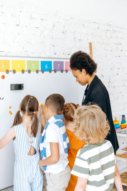 Gamificazione in classe: bambini e insegnante interagiscono con lavagna interattiva, apprendimento ludico e coinvolgente per studenti