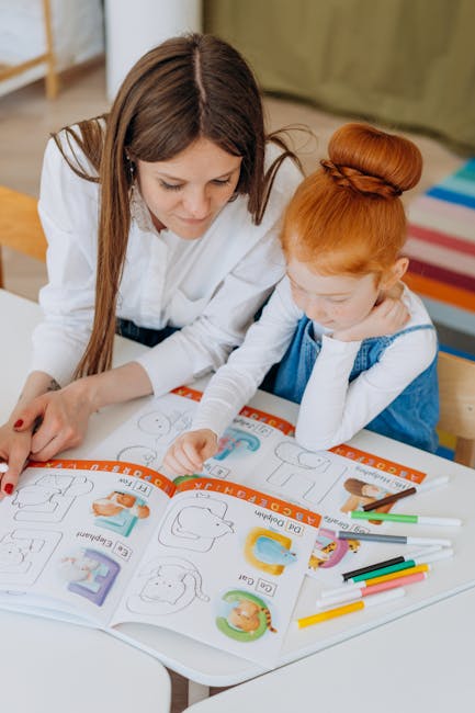 Insegnante e bambina che imparano l'alfabeto con un libro illustrato, importanza della scuola dell'infanzia per lo sviluppo cognitivo