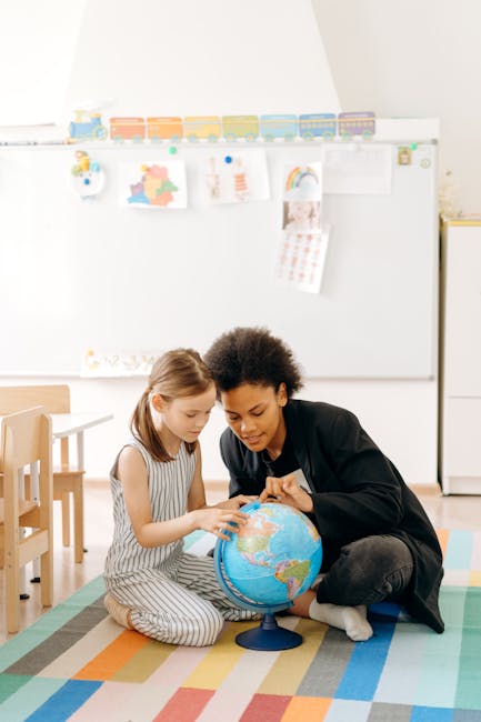 Bambina e insegnante esplorano il globo terrestre in classe, attività didattica per la Giornata Mondiale dell'Educazione Ambientale.