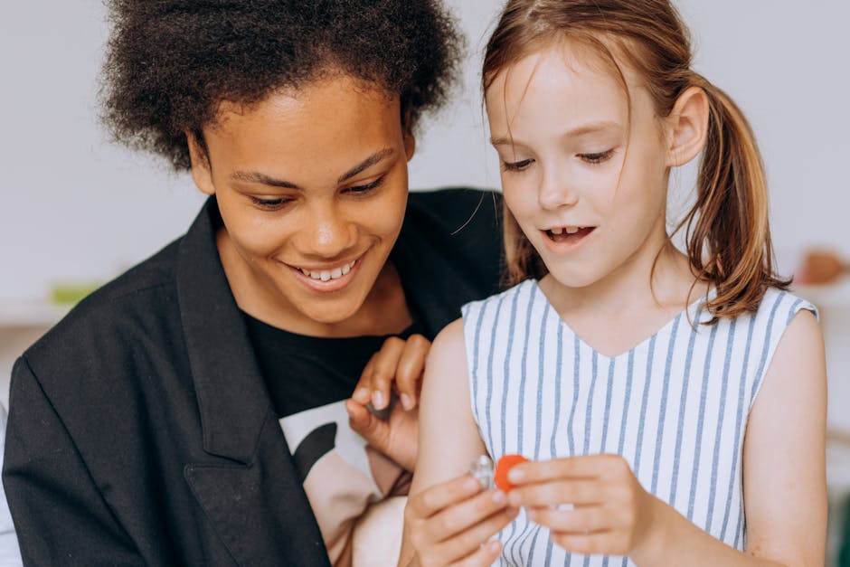 Insegnante e alunna collaborano a un progetto didattico inclusivo, promuovendo l'apprendimento attivo e la pedagogia speciale