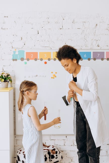 Docente e studentessa in laboratorio: consulenza scolastica e orientamento per il futuro professionale dei giovani
