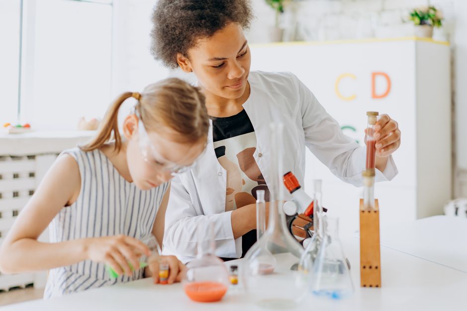 Progetto “Le donne fanno scienza”: il piano di CASIO e del MIM per le STEAM e le novità del 2026