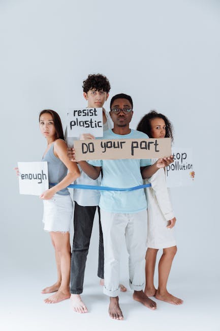 Giovani attivisti uniti per un futuro sostenibile, promuovendo la responsabilità personale e di gruppo con cartelli contro l'inquinamento e la plastica.