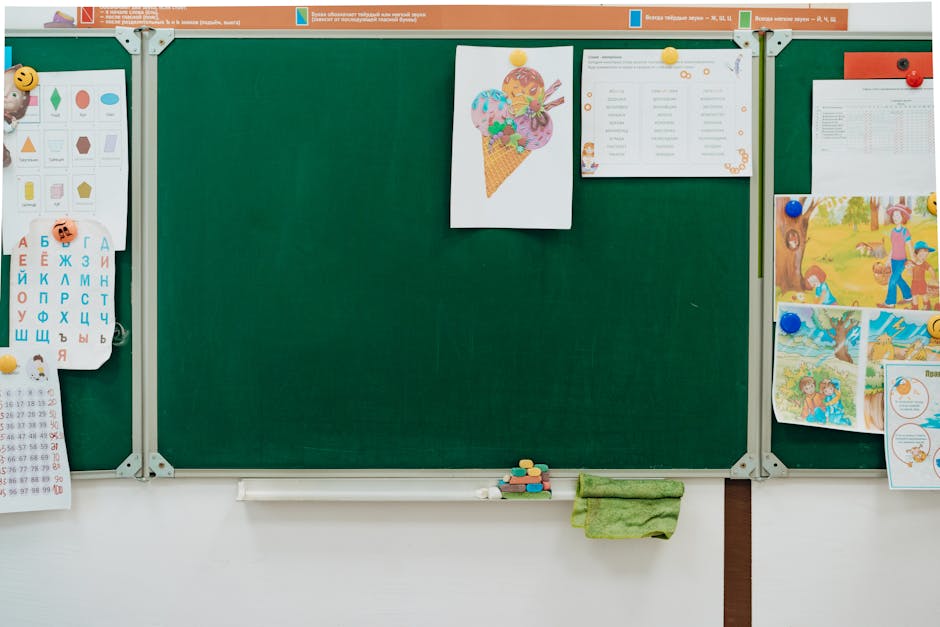 Lavagna scolastica con disegni e materiali didattici: focus sulla pedagogia e l'approccio di Maria Angela Grassi (ANPE)