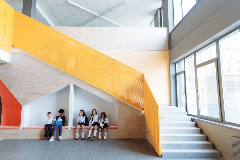 Studenti seduti vicino a scale con geometria complessa, illustrando la distanza punto-piano e le interazioni geometriche nell'architettura scolastica.