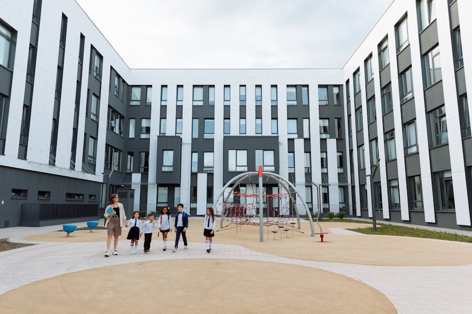 Insegnante e studenti camminano nel cortile scolastico moderno, simbolo di alleanza educativa e futuro dei giovani