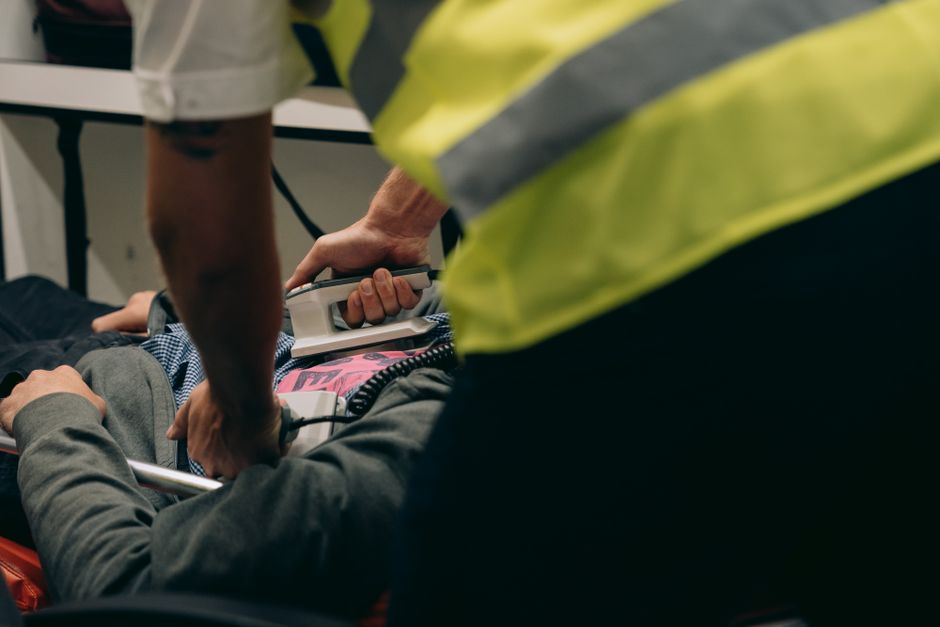 Emergenza cardiaca in ambito scolastico: il ruolo cruciale del defibrillatore e la tutela legale del docente