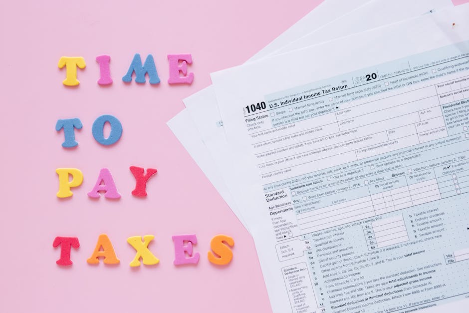 Dichiarazione dei redditi USA 1040 e scritta Time to Pay Taxes. Paradosso fiscale italiano e sproporzione dei contributi.
