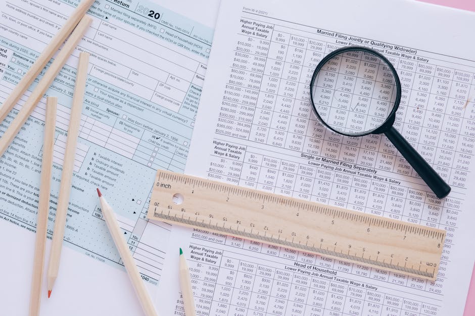 Certificazioni Uniche 2025: modulo INPS, lente d'ingrandimento e calcolatrice per il calcolo del cuneo fiscale aggiornato. Focus sui redditi.