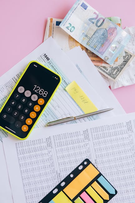 Calcolatrice su modulo tasse e banconote euro e dollari, concetto di costi SPID Poste e possibili pagamenti per l'identità digitale.