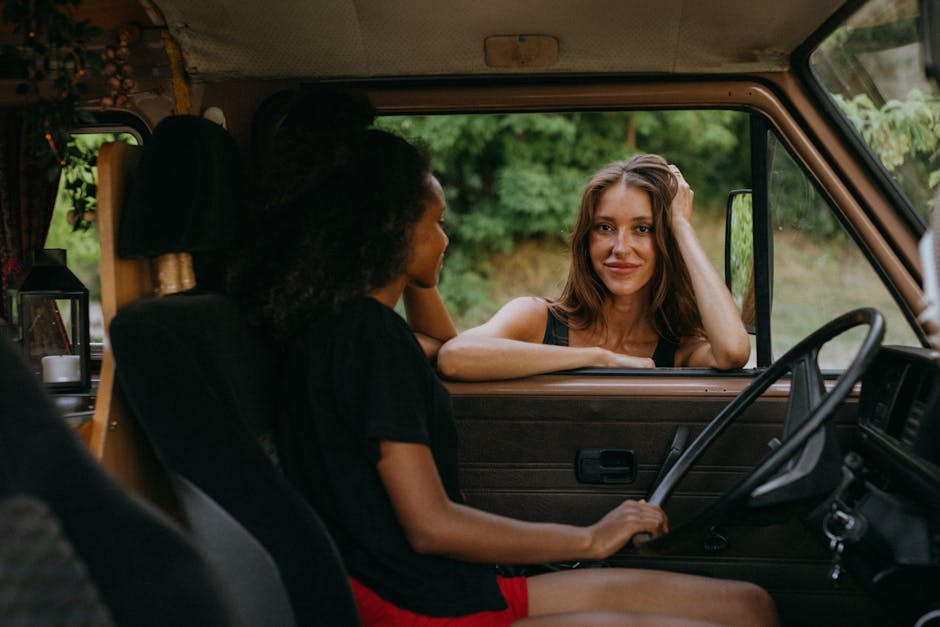 Convertitore nodi km: due amiche in camper pianificano il viaggio, calcolando le distanze con facilità e precisione.