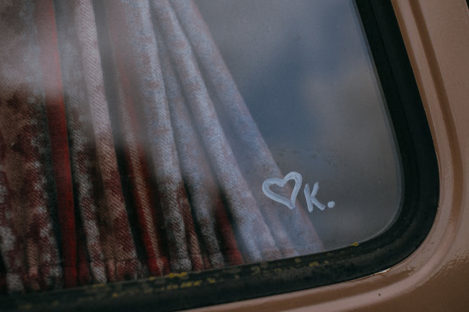 Finestrino con cuore e lettera K disegnati, simbolo di affetto e innovazione nell'architettura dell'Area Ettagono, design unico e memorabile.