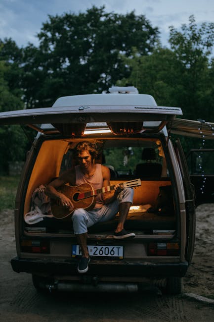 Lezioni di pianoforte a Milano: musicista suona chitarra in camper, ispirazione musicale e relax all'aria aperta