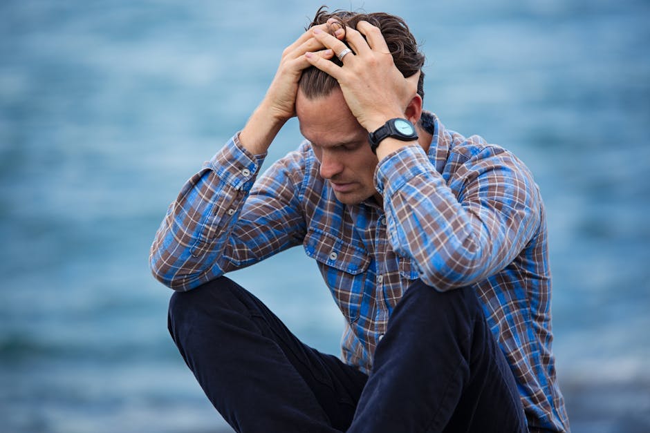 Uomo pensieroso con le mani nei capelli, preoccupato per l'annullamento dello sciopero generale del 3 ottobre per mancato preavviso