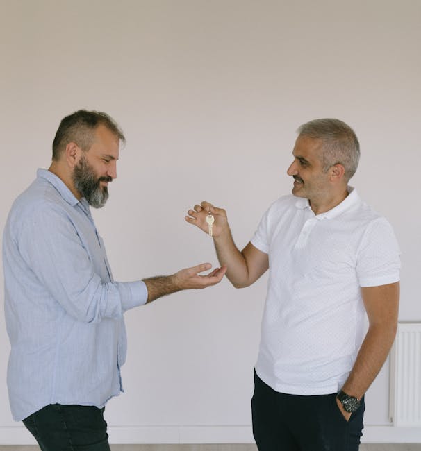 Due uomini si passano una chiave, simbolo di nuove opportunità e competenze distintive per il successo professionale.