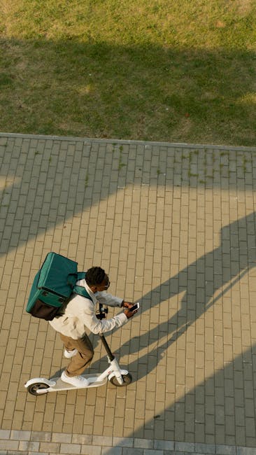 Docente su monopattino elettrico con zaino, mobilità sostenibile e digitalizzazione per percorsi di carriera più semplici.