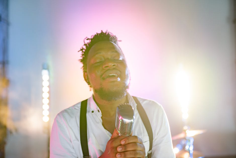 Cantante soul afroamericano con microfono vintage che esprime l'anima della musica, voce unica e potente in concerto.
