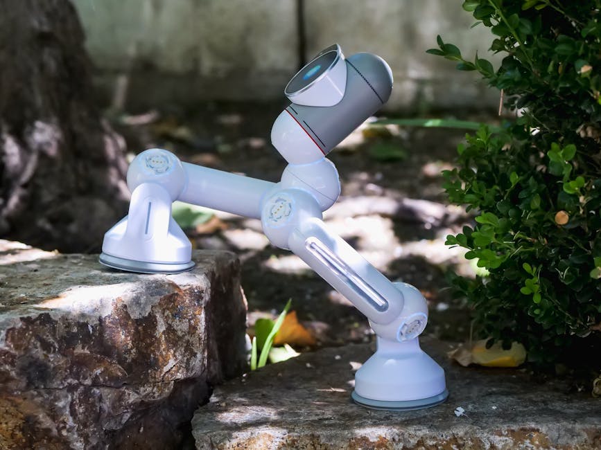 Braccio robotico bianco su roccia, simbolo di automazione e impatto economico sui mercati moderni nell'articolo sull'economia.