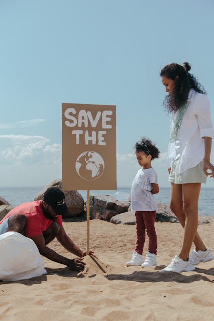 Famiglia pulisce la spiaggia con cartello Save The Planet. Educazione ambientale e sensibilizzazione per i giovani.