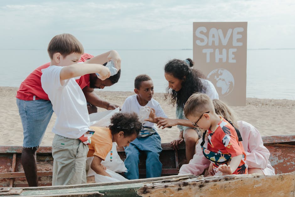 Ragazzi volontari raccolgono rifiuti sulla spiaggia con cartello Save the Planet, simbolo di solidarietà giovanile e impegno ambientale.