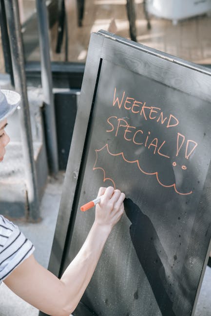 Persona che scrive 'Weekend Special' su una lavagna, metafora per annuncio di lavoro efficace in inglese che attira candidati qualificati.