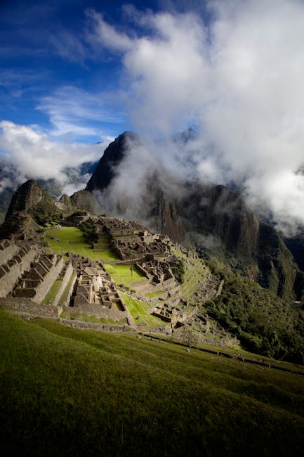 Machu Picchu avvolta dalle nuvole, antica città Inca in Perù, meraviglia naturalistica e culturale delle Americhe.